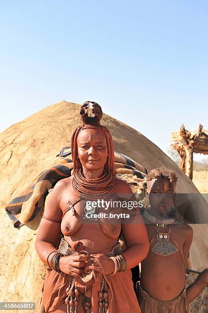 himba mother and daughter in village near opuwo,kaokoveld,namibia - himba stockfoto's en -beelden