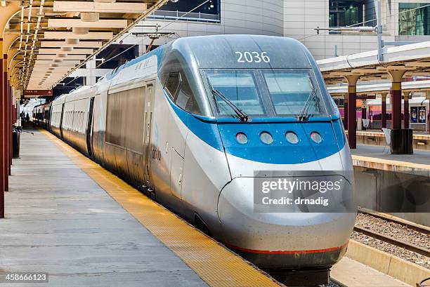 amtrak acela express-zug im bahnhof south station in boston" - amtrak stock-fotos und bilder