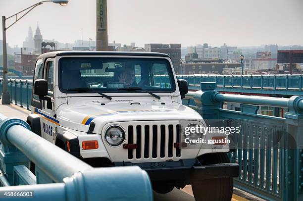 polizeiauto auf die ben franklin bridge in philadelphia, pennsylvania - philadelphia police car stock-fotos und bilder