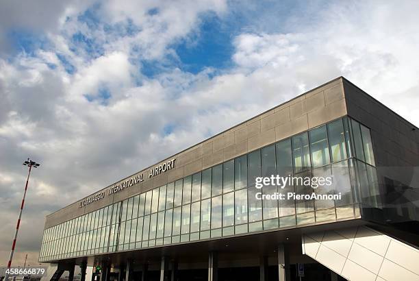 orio al serio airport - milan airport stock pictures, royalty-free photos & images
