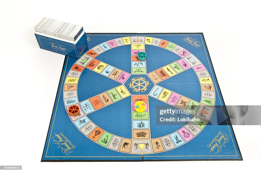 Trivial procura tabuleiro com caixa de cartão de leitor e peças