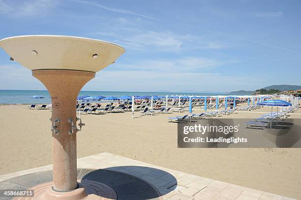 castiglione della pescaia - sonnenliege stock-fotos und bilder