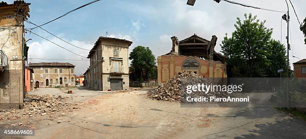 distrutti città nel nord italia - 2012 foto e immagini stock