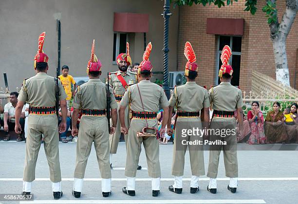 bandera india soldados antes de la ceremonia de la frontera pakistaní - indian military fotografías e imágenes de stock