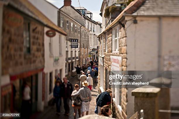 beschäftigt gepflasterte straße in st. ives cornwall - st ives stock-fotos und bilder