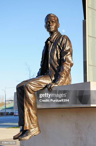 neil armstrong hall del edificio de ingeniería y estatua universidad purdue - imágenes de neil armstrong fotografías e imágenes de stock