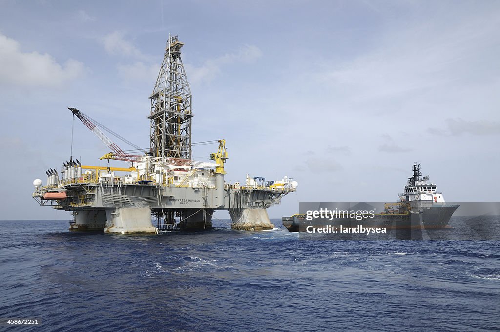 Oil Rig Protection Vessels Deepwater Horizon Offshore Oil Rig And Tidewater Supply Vessel High-Res ...