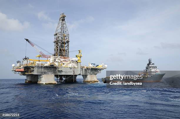 "deepwater horizon" offshore oil rig and tidewater supply vessel - oil spill sea stock pictures, royalty-free photos & images
