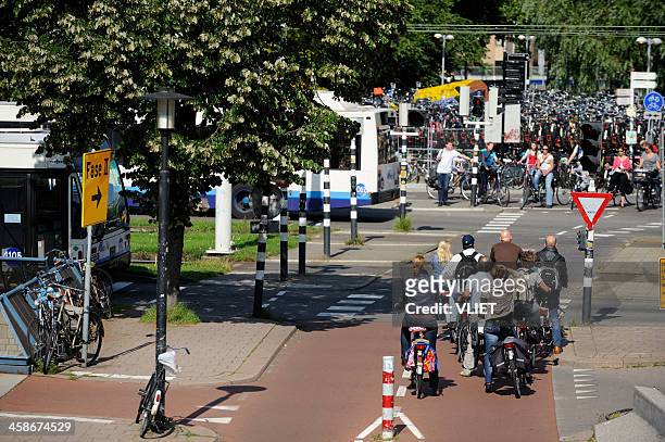 cyclists waiting at red traffic light in utrecht - utrecht stockfoto's en -beelden