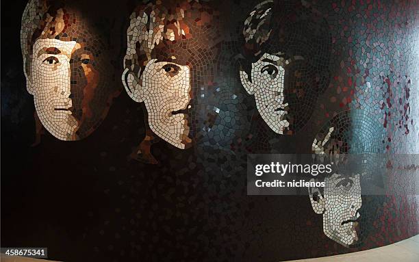 beatles mur de mosaïques - the beatles band photos et images de collection