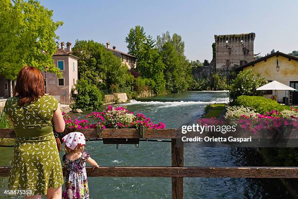 mutter und tochter in borghetto, italien - verona italien stock-fotos und bilder