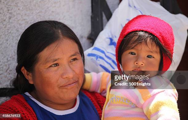 bolivianische mutter und kind - bolivianischer abstammung stock-fotos und bilder