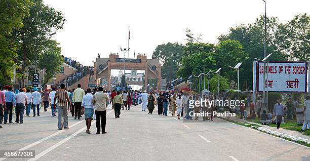 wenn indien und pakistan grenze für zeremonie - india pakistan border stock-fotos und bilder