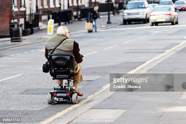 hombre en silla de forma inalámbrica en la calle liverpool - mobility scooter fotografías e imágenes de stock