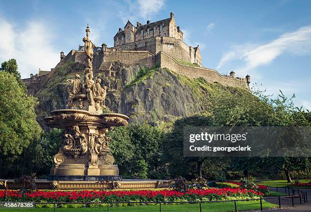 castello di edimburgo e ross fountain - edinburgh foto e immagini stock