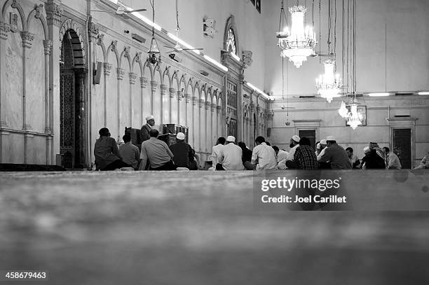 congregation and teaching inside umayyad mosque in damascus syria - umayyad mosque stock pictures, royalty-free photos & images