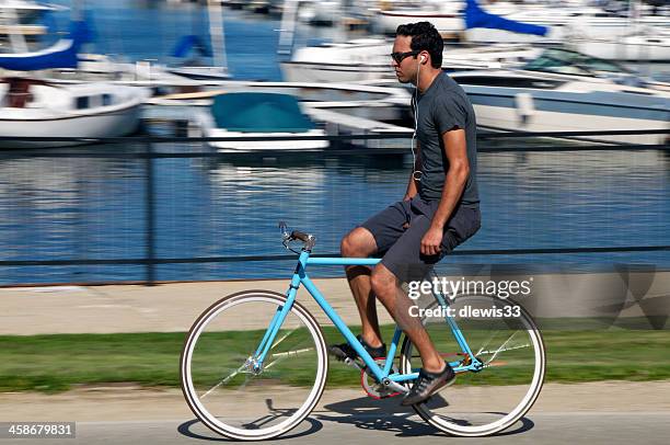 lakeshore cyclists in chicago - hands free cycling stock pictures, royalty-free photos & images