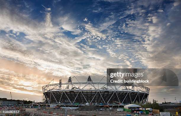 estadio olímpico en construcción en londres, inglaterra - olympic park venue fotografías e imágenes de stock