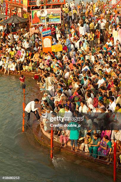 large crowd at ganges river in haridwar - haridwar 個照片及圖片檔