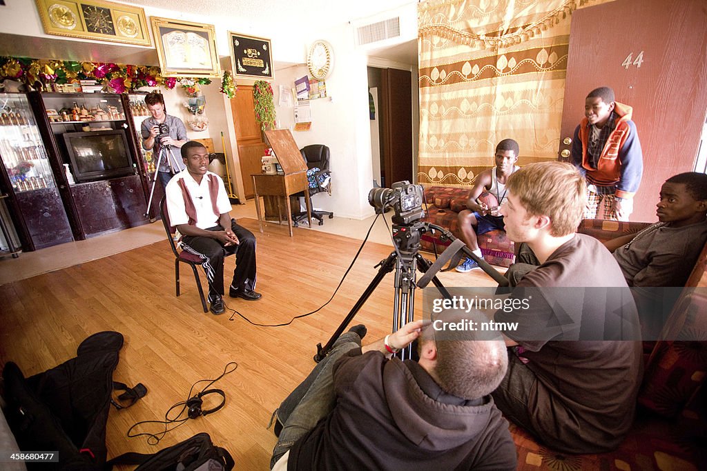 Hombres de filmación entrevista con somalí refugiados