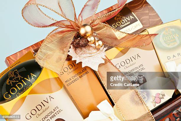 godiva chocolate cesta de regalos - gourmet gift basket fotografías e imágenes de stock