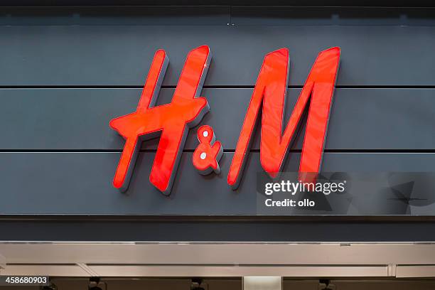 beleuchtetes schild von h & m in wiesbaden, deutschland - m a stock-fotos und bilder