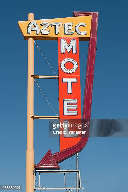 vintage señal de motel en old la route 66 - albuquerque fotografías e imágenes de stock