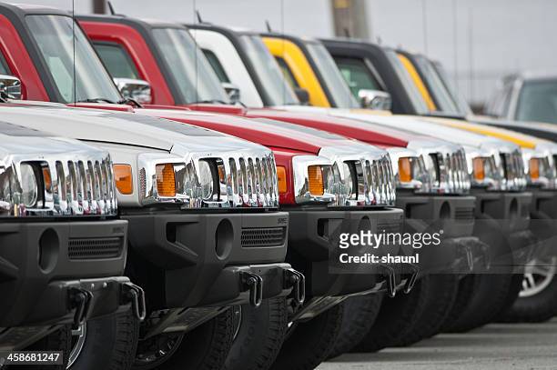 hummer h3 suvs - hummer h3 stock pictures, royalty-free photos & images