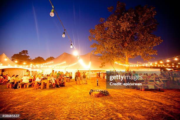 el jardín de cerveza en bonnaroo - entoldado fotografías e imágenes de stock