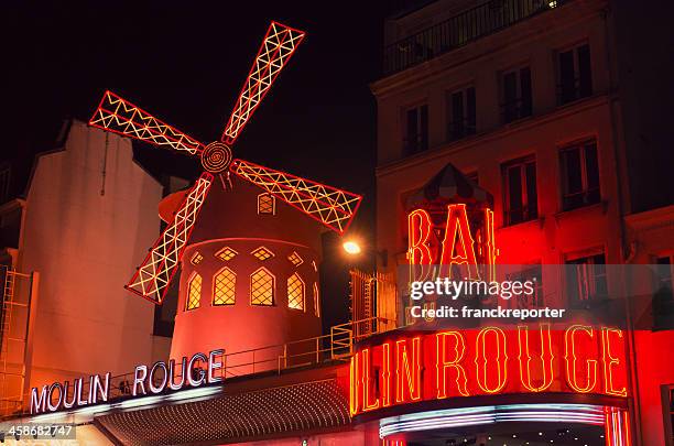 le moulin rouge cabaret in the night on paris - moulin rouge bildbanksfoton och bilder