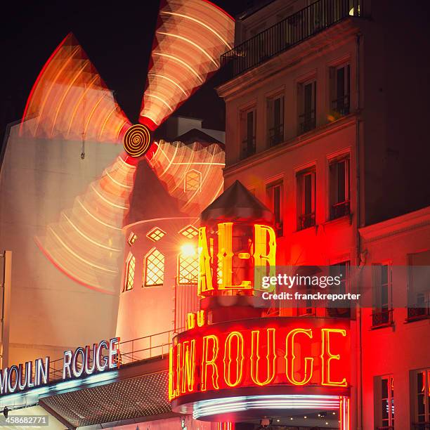 le moulin rouge cabaret in the night on paris - infrared lamp stockfoto's en -beelden