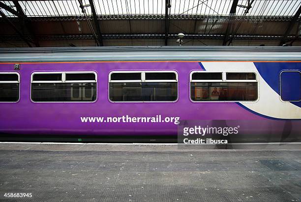 northern rail train in liverpool lime street station - north 個照片及圖片檔