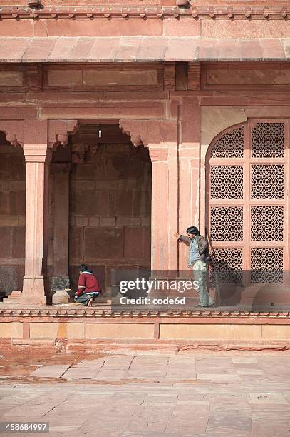 working at mosque in fatehpur sikri, india - jama masjid agra 個照片及圖片檔