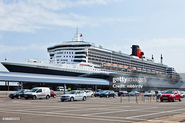 rms queen mary 2 in port of southampton - cruise ship dock stock pictures, royalty-free photos & images