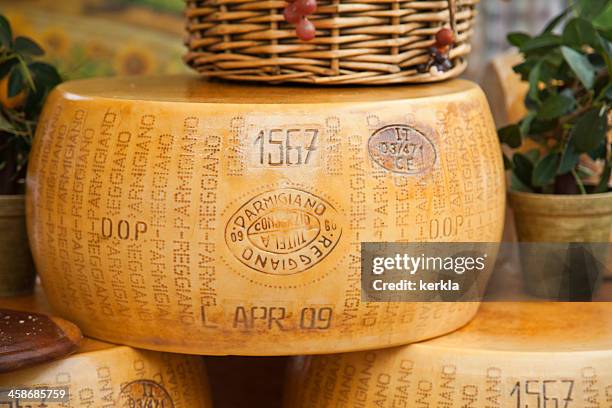 queso parmesano original pan, parmigiano-reggiano - queso en forma redonda fotografías e imágenes de stock
