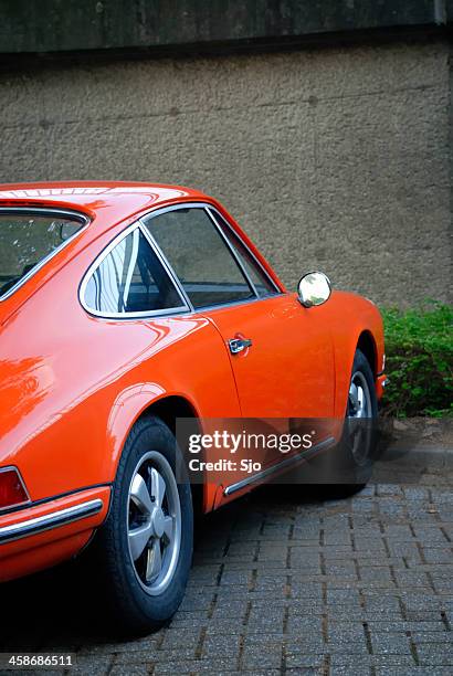 porsche 911 clásico sports car vista lateral - porsche carrera fotografías e imágenes de stock