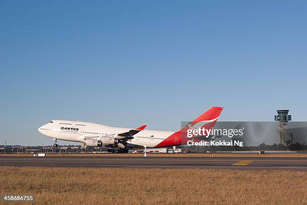 qantas airways b 747-400 - qantas 747 400 stock-fotos und bilder