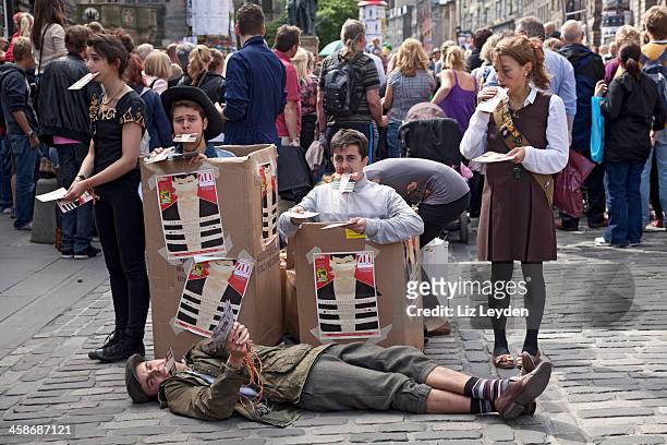 giovane attori promuovere edinburgh fringe mostra: royal mile - edinburgh festival fringe street events foto e immagini stock