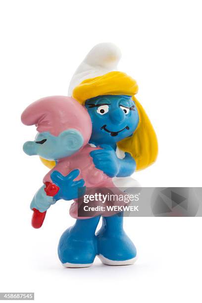 figure of mother smurfette holding a baby - de smurfen stockfoto's en -beelden