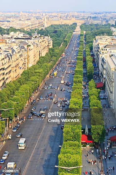 champs-elysées seen from the arc de triomphe - arc de triomphe parijs stockfoto's en -beelden