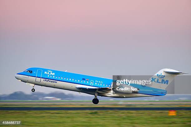 klm cityhopper - fokker aircraft stock-fotos und bilder