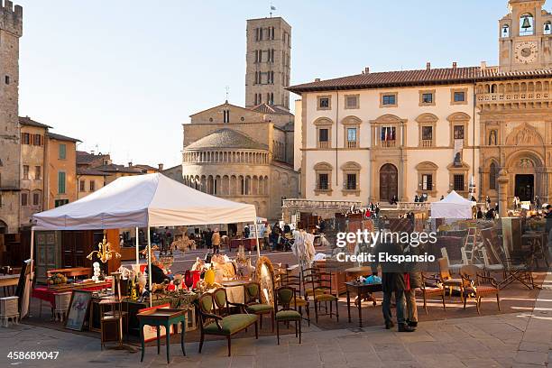 antiquitätenmarkt von arezzo in der toskana - arezzo stock-fotos und bilder