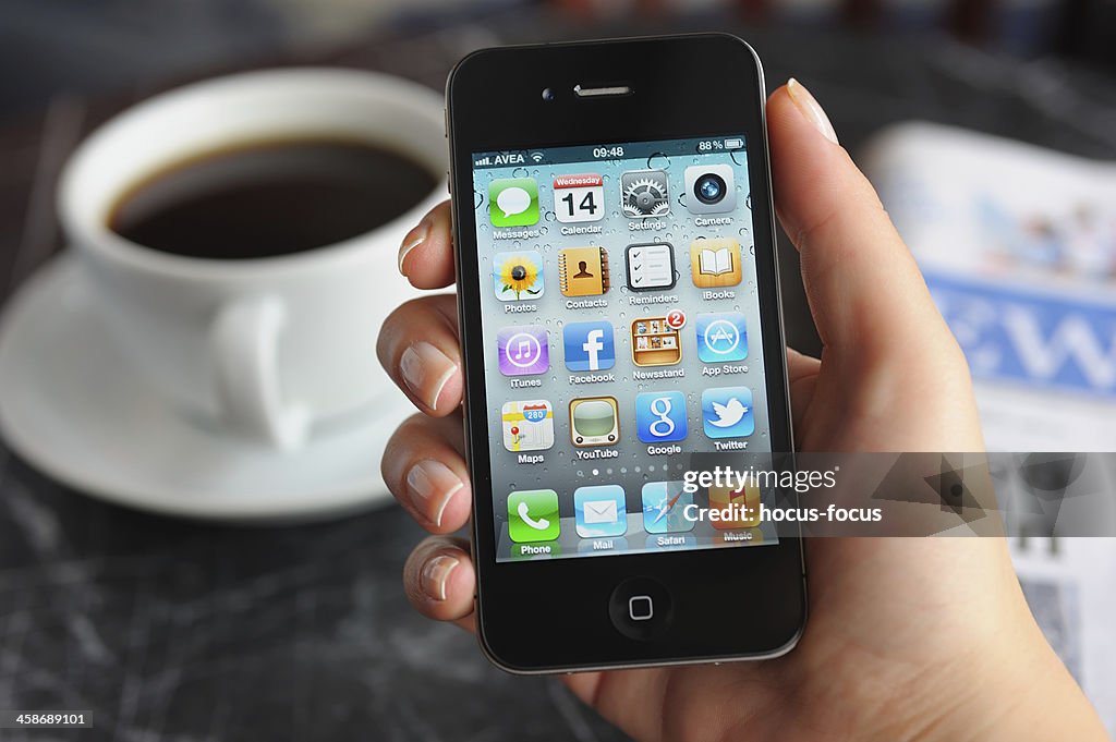 Using iPhone 4 in a coffee shop