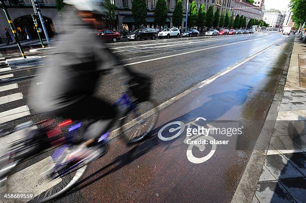 fahrrad in fahrradweg - speed motion lines to the middle stock-fotos und bilder