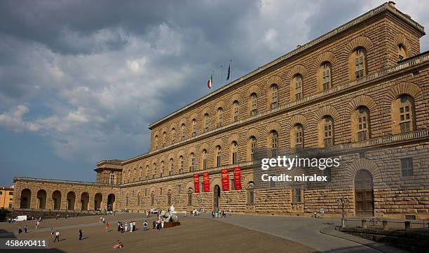 fasade of palazzo pitty in florence, italy - pitti stockfoto's en -beelden