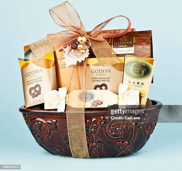 godiva chocolate cesto de oferta - gift hamper imagens e fotografias de stock