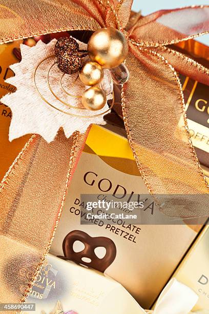 godiva chocolate cesta de regalos - gourmet gift basket fotografías e imágenes de stock