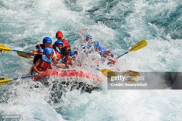 adrenalina - rafting em águas selvagens - fotografias e filmes do acervo