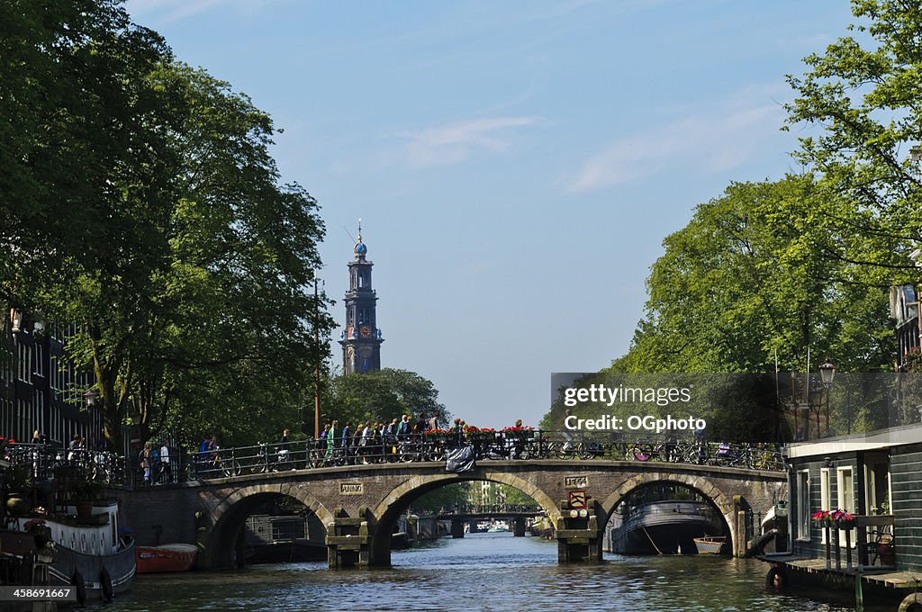 Conecta a través de un canal en Amsterdam, Holanda.