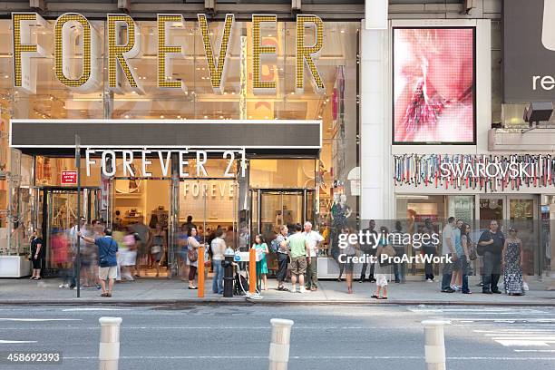 forever 21 - times square store stock pictures, royalty-free photos & images